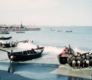 Accra. Surfboats : Accra (Ghana). Be- und Entladen von Surfboats am Strand, 20. April 1959