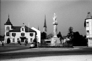 Freilassing: Rathaus mit Platz, Säule und Kirche