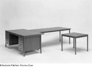 Beistelltisch : Büromöbel (1976; VEB Märkische Möbelwerke Trebbin). Schreibtisch mit Beistelltischen