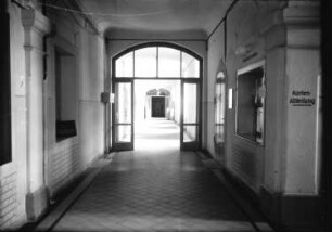Dresden-Neustadt, Marienallee 12. Sächsische Landesbibliothek, ehemaliges Hauptgebäude der Friedrich-August-Kaserne (1894/1895). Gang (3. Etage)