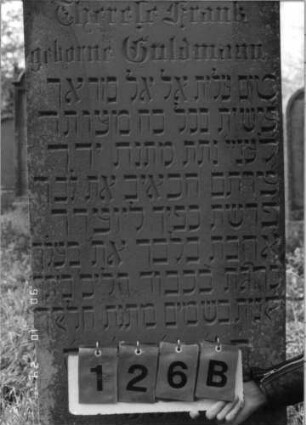 Grabstein 126 (Index: 100116458) Material: Sandstein Zustand: gut Maße HxBxT: 159x52x30 cm Beschreibung: aufgesockelte Stele mit eingezogenem Rundbogenabschluß Symbolik: Blüte: Grabstein 126B