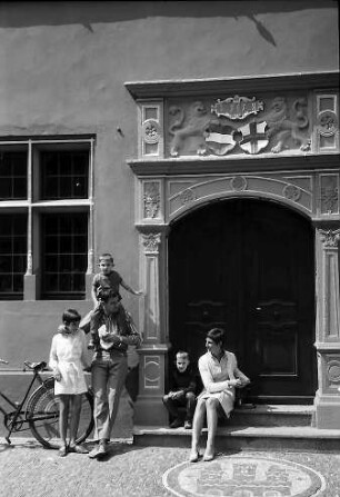 Freiburg i. Br.: Eingang zum alten Rathaus mit Wappen: davor Familie Heidenreich