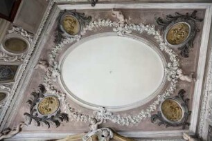 Stuckdecke mit Putti