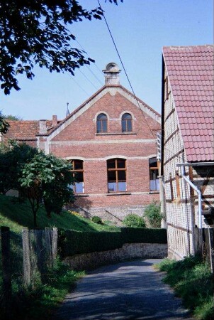 Ortseingang aus Richtung Greuda, Giebelseite des zum Gasthaus "Felsenkeller" gehörenden Tanzsaales
