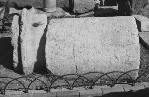 Säulenfragment mit Inschrift