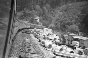 Tunnelstrecke mit Zug; Tieferlegen eines Gleises [wahrscheinlich am Farrenhalde-Tunnel]