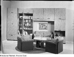 Anbauwand "Quadra" (Modell 390) : Wohnzimmermöbel. Sitzgruppe mit Couchtisch und Anbauwand "Quadra" (1979; VEB Möbelkombinat "neuzera" Rathenow)