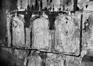 Vermauerte Reliefplatten mit figürlichen Darstellungen