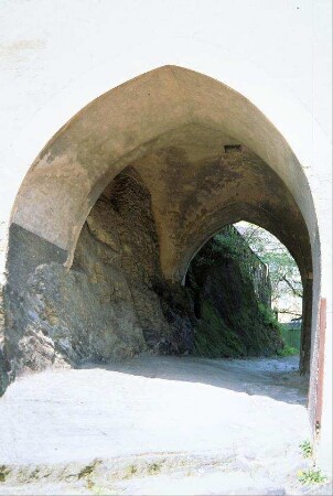 Blick durch den Torbogen im Kirchturm; steht auf Schieferfelsen