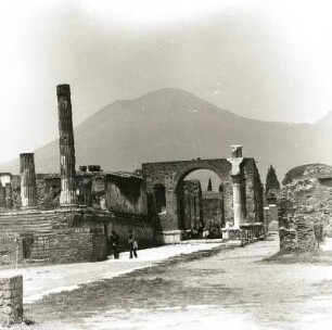 Pompeji. Forum Civile. Bogen des Germanicus und Teil des Jupitertempels von Südwesten