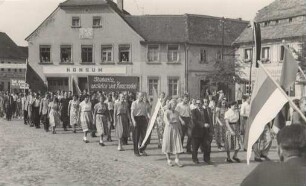 Festumzug sorbischer Studenten in Wittichenau : Swjedźenski ćah studentow na schadźowance w Kulowje