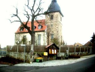 Evangelische Kirche - Lageansicht von Süden mit Kirche in (ehemaligem) Kirchhof in Lage zu ebener Erde am Ortsrand