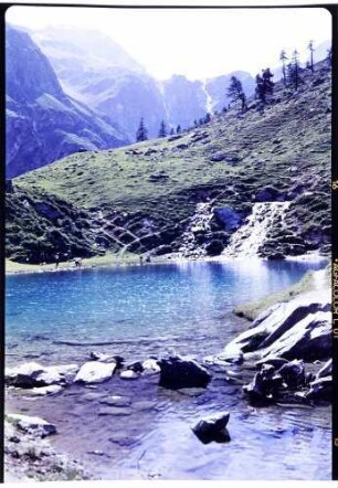 Lac Bleu: Lac Bleu mit Wasserfall