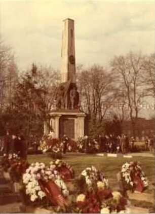 Kranzniederlegung am sowjetischen Ehrenmal in Potsdam