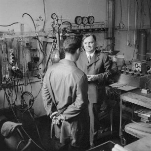 Dresden-Räcknitz, Haeckelstraße 20. Institut für Tieftemperaturphysik der Deutschen Akademie der Wissenschaften zu Berlin. Direktor Prof. Dr. Ludwig Bewilogua und ein Mitarbeiter im Labor