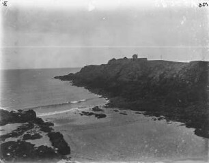 Point de la Varde : Blick entlang des Kapes von Point de la Varde, das Gestein besteht u.a. aus Diabas.