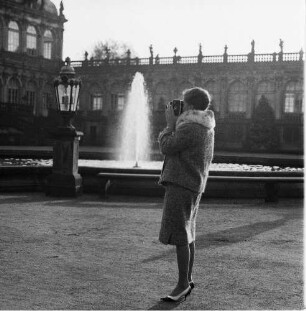 Dresden-Altstadt. Zwinger (1709-1728; M. D. Pöppelmann, B. Permoser). Filmende junge Frau im Zwingerhof