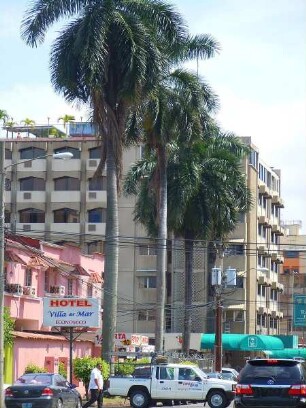 Panama-City - Straße im Geschäftsvirtel : Straße mit Palmen und Autoverkehr. Aufgenommen am 14. September in Panama-City
