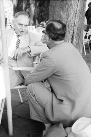 Chemiker; Maikäferrede: Otto Hahn, Graf Lennart Bernadotte in der Hocke davor