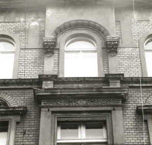 Cottbus, Straße der Jugend 6. Wohn-und Geschäftshaus (um 1895). Mittelachse (3. OG)