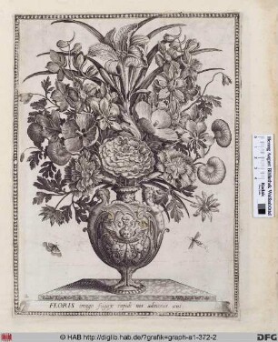 Prunkvase mit Blumen.