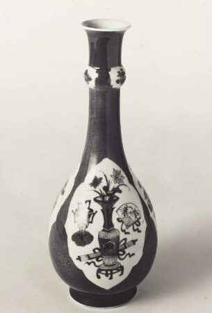 Flaschenvase mit puderblauem Fond