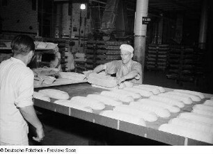 Bäcker beim Brotbacken in einer Konsum-Großbäckerei