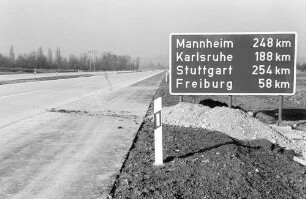 Trassierung, Beschilderung, Betonfahrbahndecke, Leitpfosten