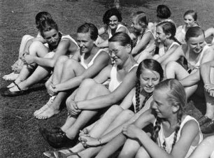 Reinwarzhofen. Zeltlager des Bundes Deutscher Mädel (BdM) auf dem Zeltlagerplatz "Göring-Espan". Mädchengruppe in Sportbekleidung, auf einer Wiese sitzend