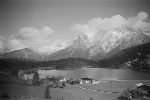 Mittenwald. Blick über den Lautersee gegen Wettersteingebirge
