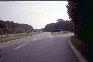 Einfahrt in Kreisel (Karlsruhe Richtung Freiburg) von Nebenfahrbahn West (Karlsruhe Richtung Basel)