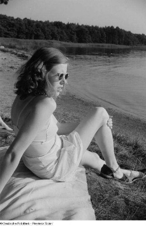 Renate Rössing beim Sonnen am Ufer eines Sees