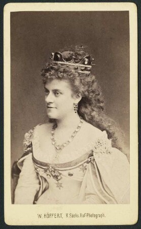 Kostümbild Therese Malten : Kostümbild Therese Malten. Fotografie (Albuminpapier auf Karton mit Atelieraufdruck) von Wilhelm Höffert in Dresden