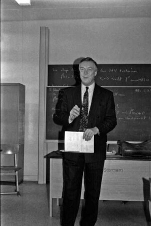 Stormarnschule: Hans-Georg Richter, Filialleiter der Kreissparkasse Stormarn in Ahrensburg, führt mit Schülern ein Planspiel durch