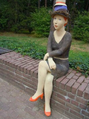 Worpswede - Kunstfigur : Vor dem Eingang zur Kunsthalle sitzt diese lebensgroße Kunstfigur. Aufgenommen im Künstlerdorf Worpswede am 3. August 2011