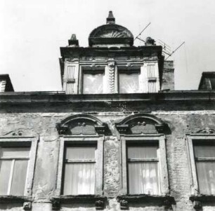 Oederan, Große Kirchgasse 8. Wohnhaus mit Ladeneinbau (1851/1900). Fenster 2. Obergeschoß und Dachgeschoß