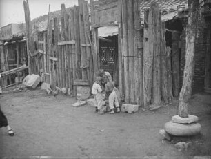 Reise nach China. Peking : Straßenbild mit Kindergruppe vor der Stadtmauer