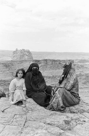 Zwei verschleierte Frauen und ein Mädchen auf dem Hochzeitsberg, Sanaa