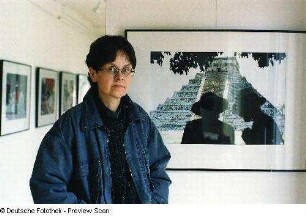 Die Fotografin Renate Zeun vor einem ihrer Werke