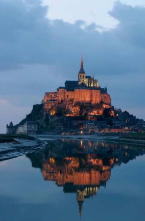 Frankreich. Basse Normandie. Manche. Le Mont Saint Michel. Klosterberg. UNESCO Weltkulturerbe. Im Abendlicht