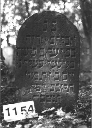 Grabstein 1154 (Index: 99899867) Material: Sandstein Zustand: unten etwas angewittert Maße HxBxT: 76x45x7 cm Beschreibung: Stele mit Rundbogenabschluss: Grabstein 1154
