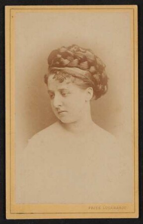 Portrait von Hofmannsthals Mutter Anna Fohleutner in jungen Jahren mit geflochtenen Haaren