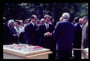 Kennedy AEG/ im Gespräch an einem Betriebsmodell