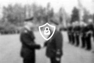 Amtsfeuerwehrtag des Amtes Siek: Oetjendorfer Landstraße: Sportplatz: Ehrung: Gratulation für stellvertretenden Amtswehrführer und Braaker Ortswehrführer [Name maskiert] mit silbernem Deutschen Feuerwehr-Ehrenkreuz durch Kreisbrandmeister [Name maskiert] im Beisein des Amtswehrführers [Name maskiert] rechts Fahnenträger: hinten angetretene Wehren: Bäume: 10. [Name maskiert]