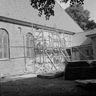 Martin-Luther-Kirche: Außenansicht von Südwesten: Renovierung der Südwand: davor Holzgerüst: rechts Anbau