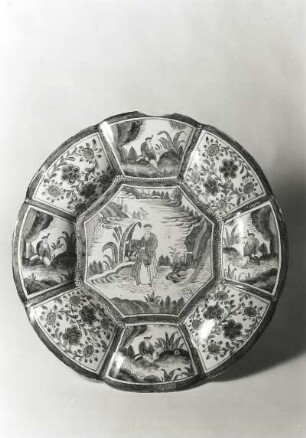 Buckelschüssel. Fayence, blau bemalt. Frankfurt (Main), M. 18. Jh.. Dresden: Kunstgewerbemuseum 42025