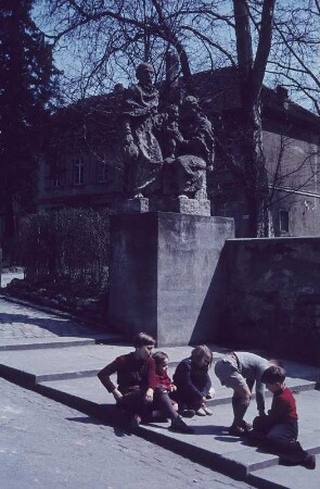 Schwarzwald (Meersburg oder Waldshut?). Spielende Kinder auf der Straße