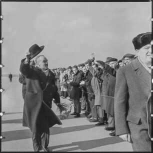 Ankunft von Anastas Mikijan in Schönefeld, April 1958. SW-Foto © Kurt Schwarz.