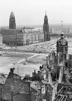 Dresden, Blick vom Schlossturm über die Ernst-Thälmann-Straße (Wilsdruffer Straße) auf die Neubauten am Altmarkt, Rathausturm und Kreuzkirche