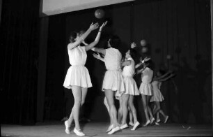 Freiburg: Kolpinghaus; Sommerfest der Städtischen Frauenfachschule, Tanz mit Bällen